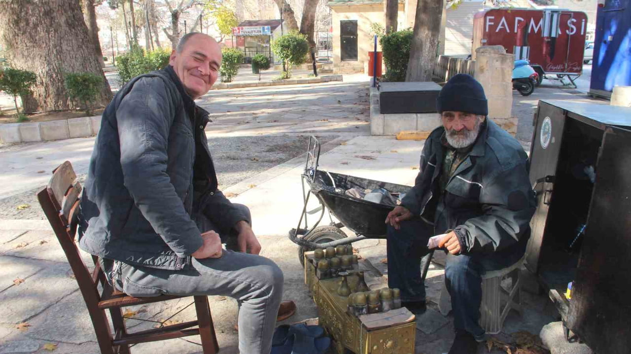 MUT İLÇESİNDE 35 YILDIR AYAKKABI BOYACILIĞI YAPARAK EKMEĞİNİ KAZANAN BAYRAM BATI (67), KIŞ GÜNÜ...