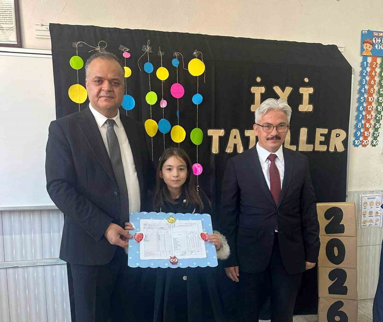 MUT İLÇESİNDE KAYMAKAM OSMAN ÇELİKKOL, 2025-2026 ÖĞRETİM YILI BİRİNCİ DÖNEM KARNE TÖRENİNE...