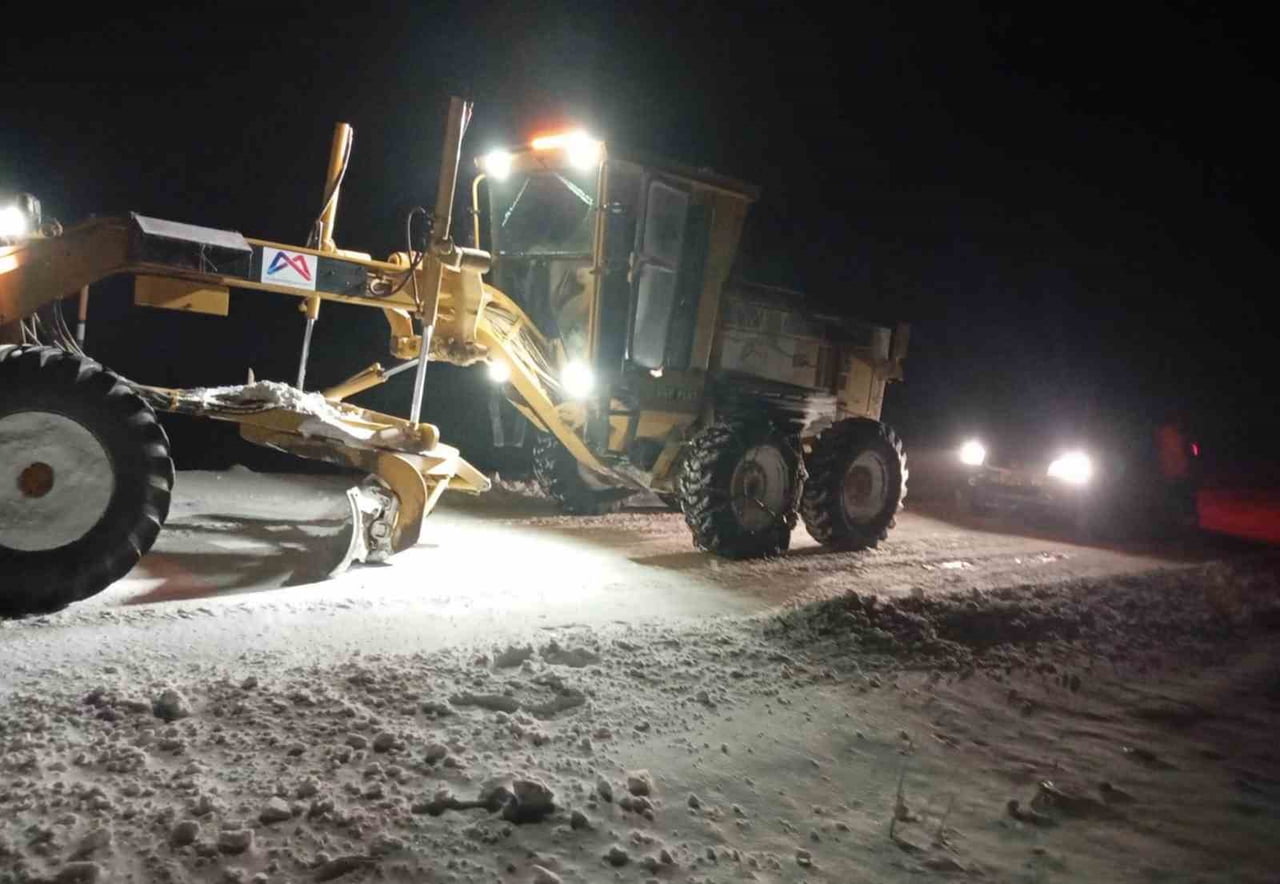 MUT İLÇESİNİN YÜKSEK RAKIMLI BÖLGESİNDE KARDA ARAÇLARIYLA MAHSUR KALAN ÇİFT, EKİPLERİN BAŞARILI...