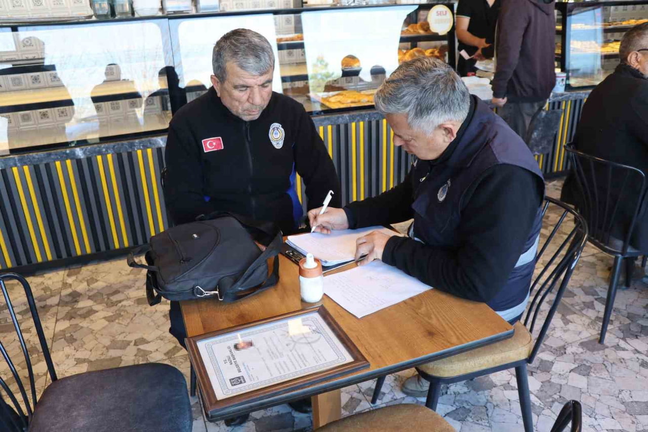 NAZİLLİ BELEDİYESİ ZABITA MÜDÜRLÜĞÜ EKİPLERİ YENİ YILLA BİRLİKTE İLÇE GENELİNDE DENETİMLERİNİ...