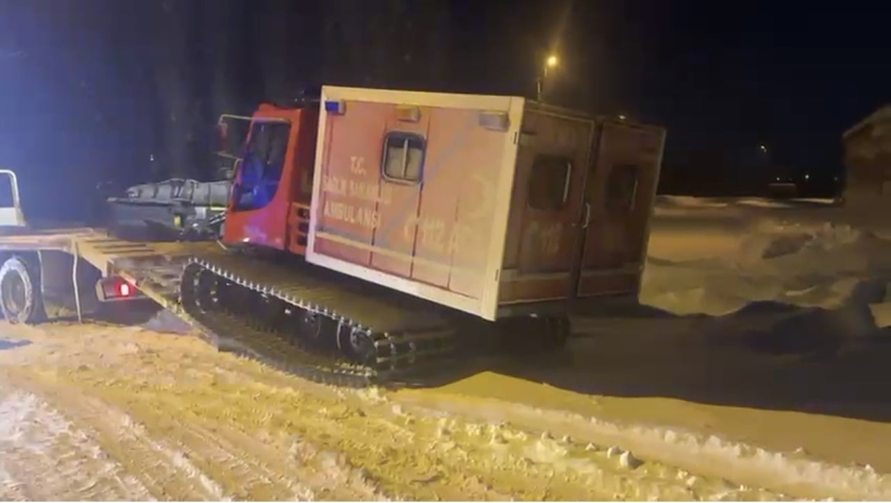 NEFES DARLIĞI YAŞAYAN HASTA KARLA KAPLI KÖYDEN PALETLİ AMBULANSLA KURTARILDI