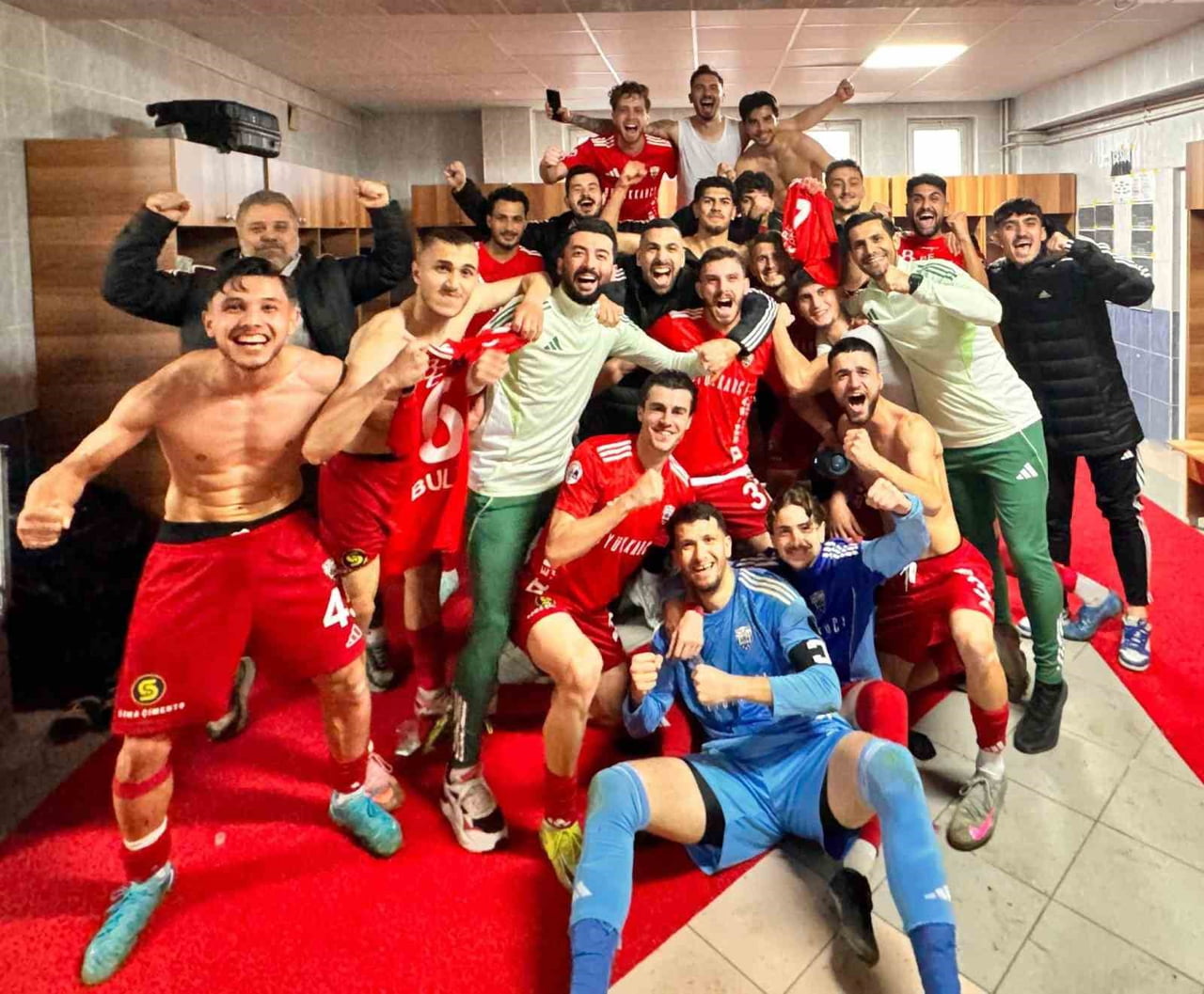 NESİNE 2. LİG KIRMIZI GRUPTA MÜCADELE EDEN VE DÜŞME HATTINDA BULUNAN SOMASPOR İKİNCİ DEVRENİN İLK...