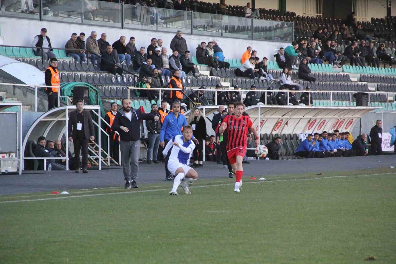 NESİNE 3. LİG 4. GRUP TAKIMLARINDAN DENİZLİ İDMAN YURDU'NDA TEKNİK DİREKTÖR ÖZCAN SERT, EKİBİYLE...