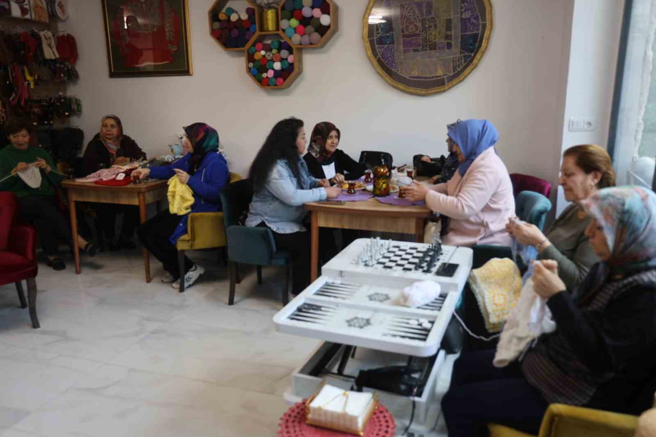 NEVŞEHİR’DE AÇILAN VE YALNIZCA KADINLARA HİZMET VEREN "HOBİ KAFE", SUNDUĞU GÜVENLİ VE SICAK...