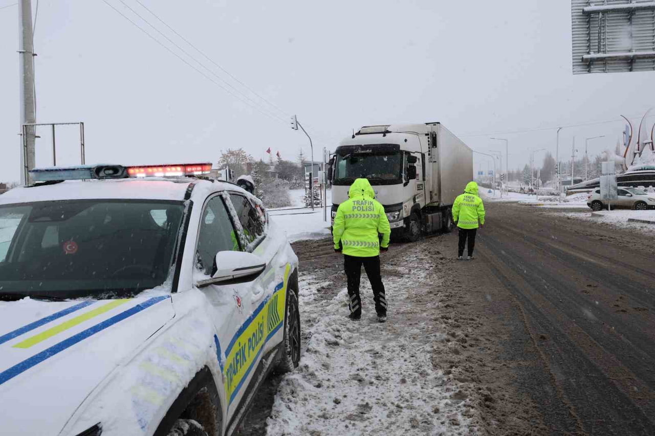 NEVŞEHİR GENELİNDE SABAH SAATLERİNDE ETKİSİNİ ARTIRAN YOĞUN KAR YAĞIŞI VE TİPİ, KENT GENELİNDE...