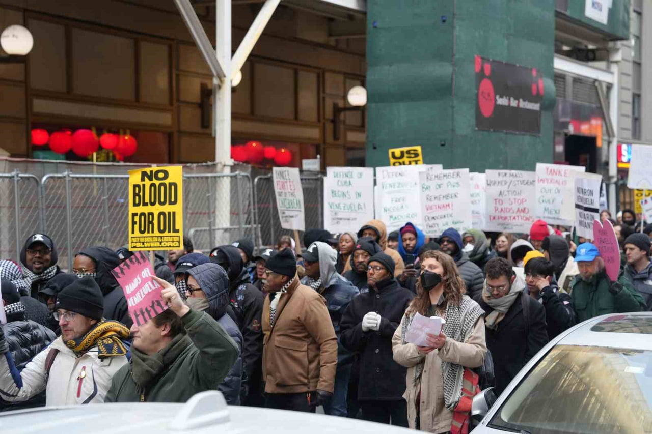 NEW YORK (İHA) - ABD’NİN VENEZUELA’YA YÖNELİK SALDIRISININ ARDINDAN NEW YORK’TAKİ TİMES MEYDANI’NI...