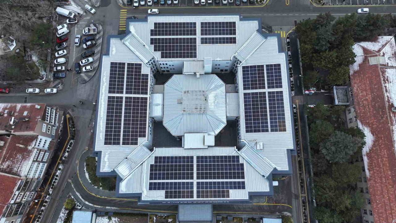 NİĞDE BELEDİYESİ, HİZMET BİNASINDA ENERJİ VE ISINMA İHTİYACINI TAMAMEN YERLİ VE YENİLENEBİLİR...