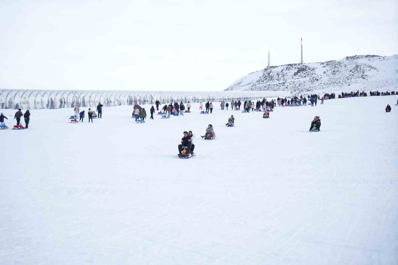 NİĞDE’DE ETKİLİ OLAN KAR YAĞIŞININ ARDINDAN YENİDEN FAALİYETE GEÇEN KETENÇİMEN KAYAK MERKEZİ...