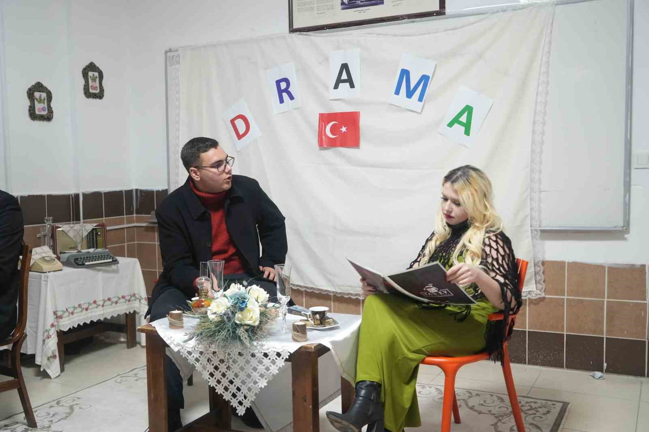 NİĞDE HALK EĞİTİM MERKEZİ TARAFINDAN AÇILAN DRAMA KURSU, FARKLI YAŞ GRUPLARINDAN KURSİYERLERİN...