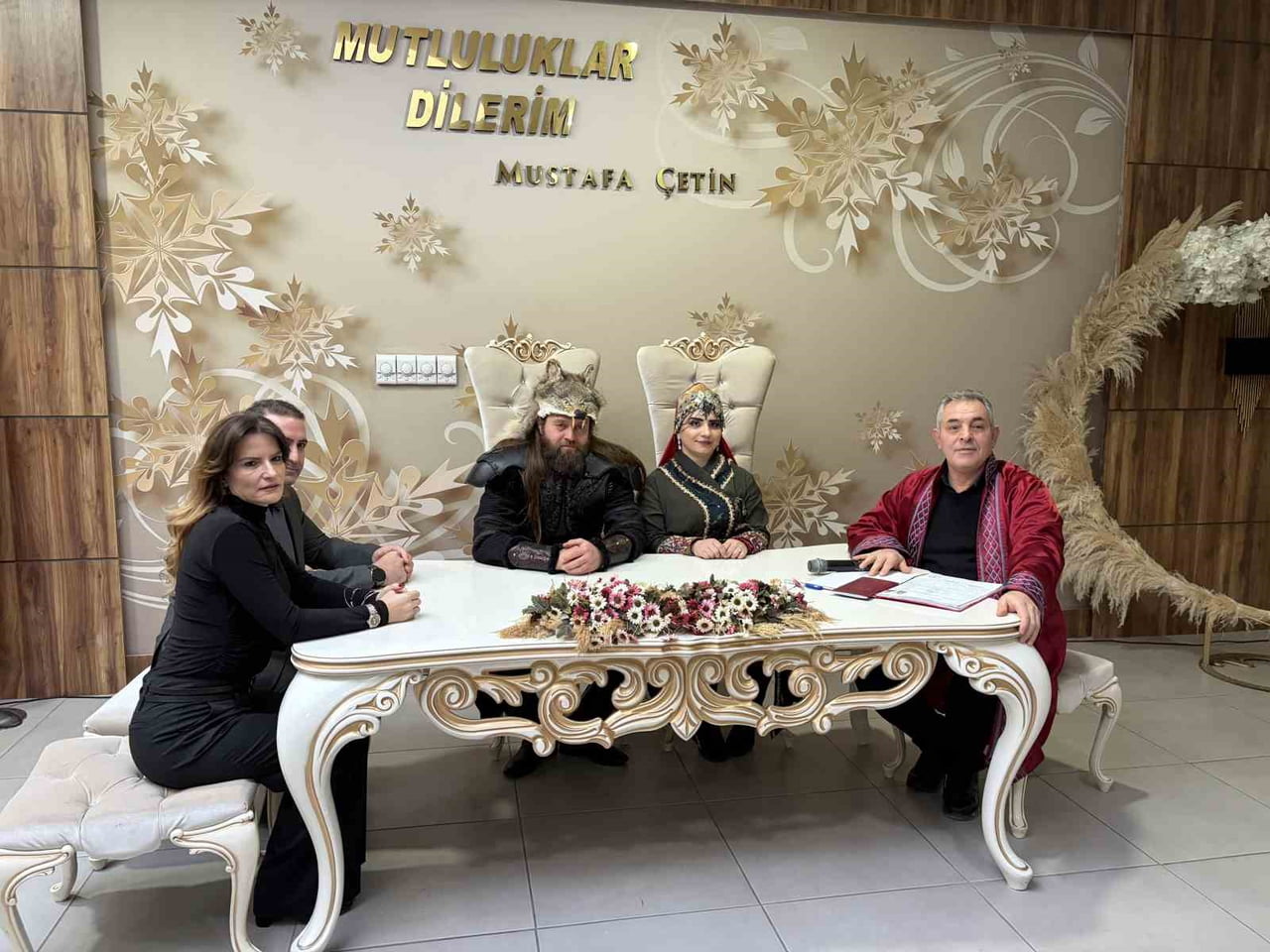 NİKAH TÖRENİNDE ÇEKİLEN GÖRÜNTÜ