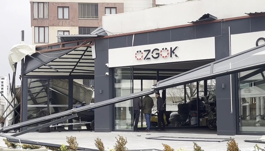 NİLÜFER İLÇESİNDEKİ LÜKS BİR GALERİ ÖNÜNDEKİ KARAVAN VE MOTORLAR DA FIRTINADA DEVRİLİP ZARAR...