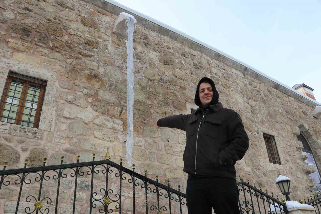 NURETTİN KAÇAR BUZ SARKITLARIYLA POZ VERDİ