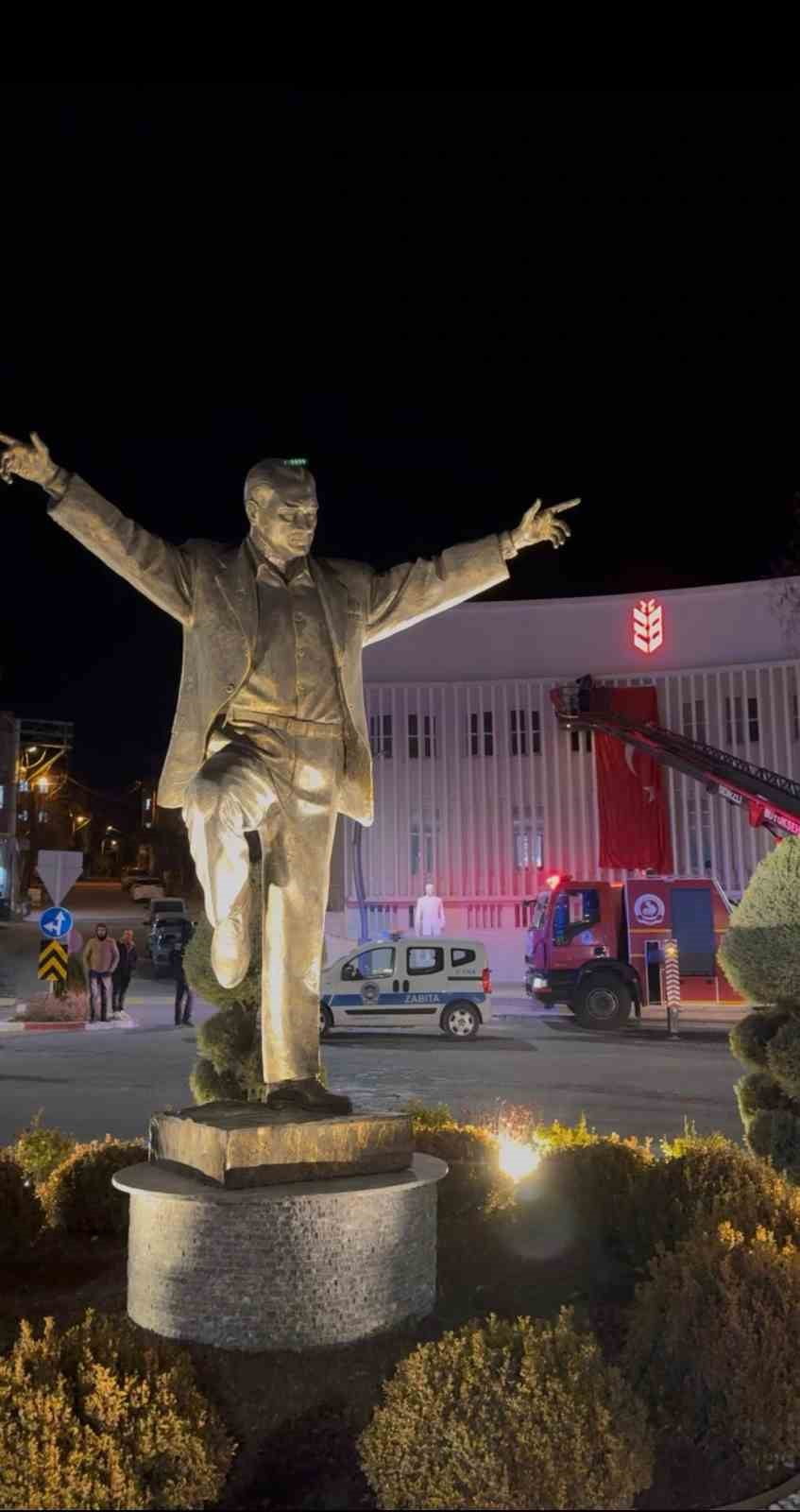 NUSAYBİN’DE TÜRK BAYRAĞINA YÖNELİK GERÇEKLEŞTİRİLEN SAYGISIZLIĞA SERT TEPKİ GÖSTEREN TAVAS...
