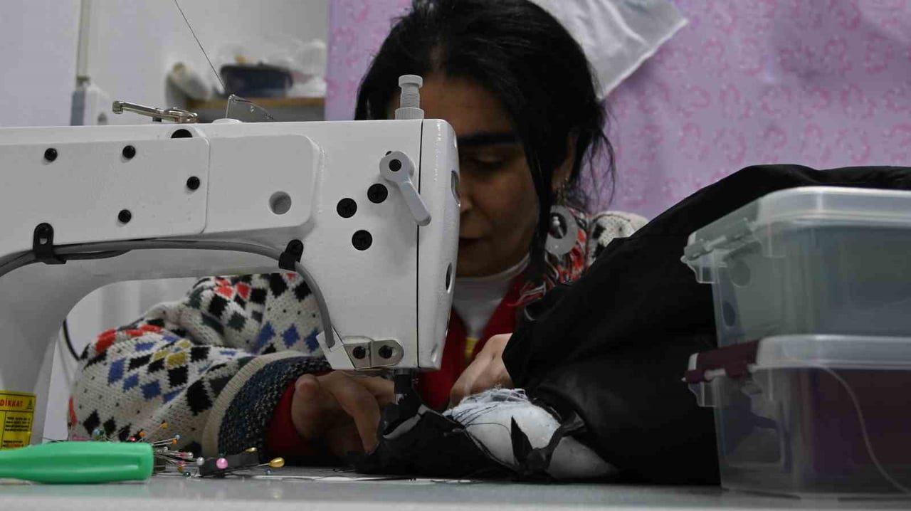 ODUNPAZARI İLÇESİ İSTİKLAL MAHALLESİ’NDE 25 YILDIR MESLEĞİNİ SÜRDÜREN TERZİ HATİCE KILIÇ, KIŞ...