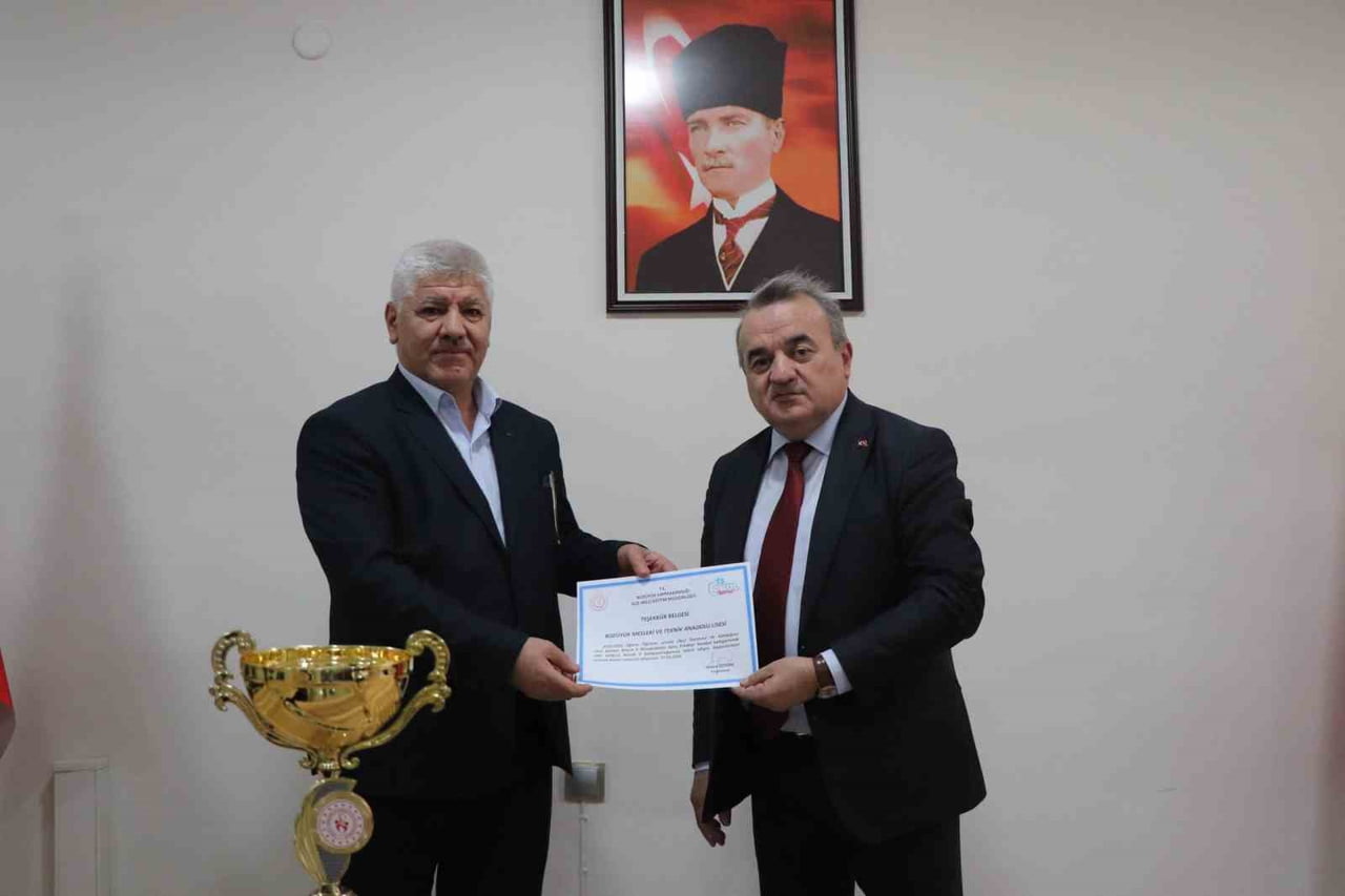 OKUL MÜDÜRÜ ALİ ARI