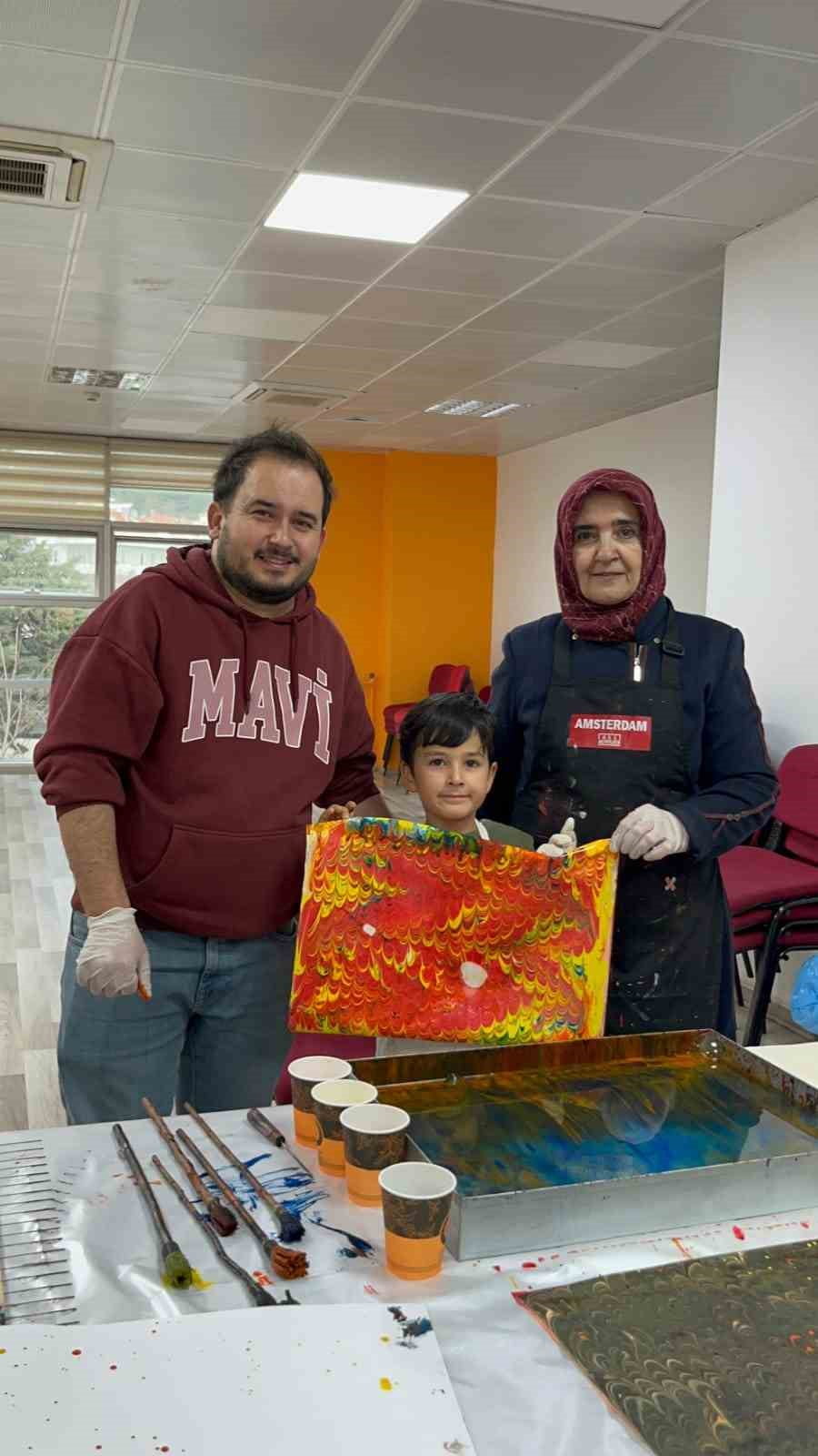 OKULLAR MERKEZİMİZDE AİLELER VE ÇOCUKLAR EBRU SANATIYLA RENKLERİN YOLCULUĞUNA ÇIKTI