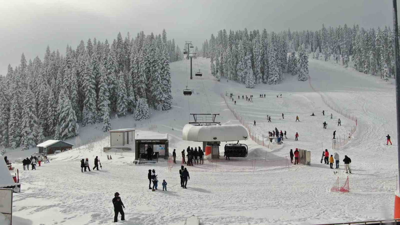 OKULLARIN YARIYIL TATİLİNE GİRMESİYLE BİRLİKTE KARNESİNİ ALAN ÖĞRENCİLER, AİLELERİ İLE BİRLİKTE...