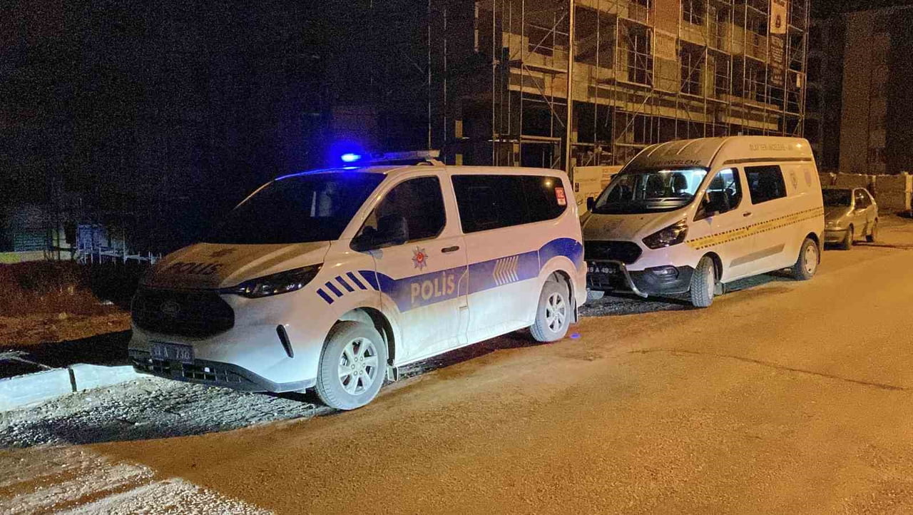 OLAY YERİ İNCELEME EKİBİNİN CADDE ÜZERİNDE ÇALIŞMA YAPMASI