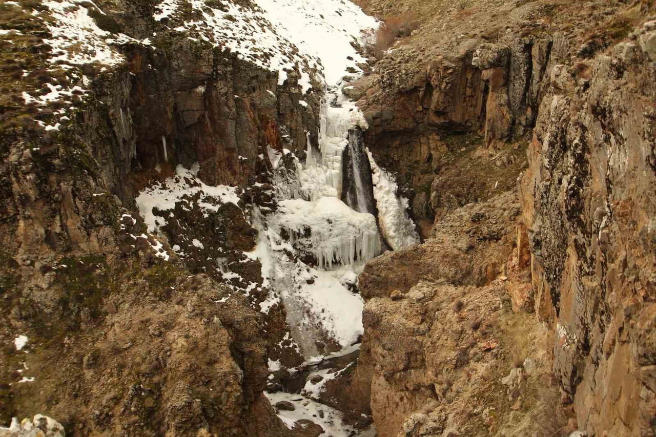 OLUMSUZ HAVA ŞARTLARININ DEVAM ETTİĞİ AFYONKARAHİSAR'DA SOĞUK HAVA NEDENİYLE DONAN ŞELALE VE...