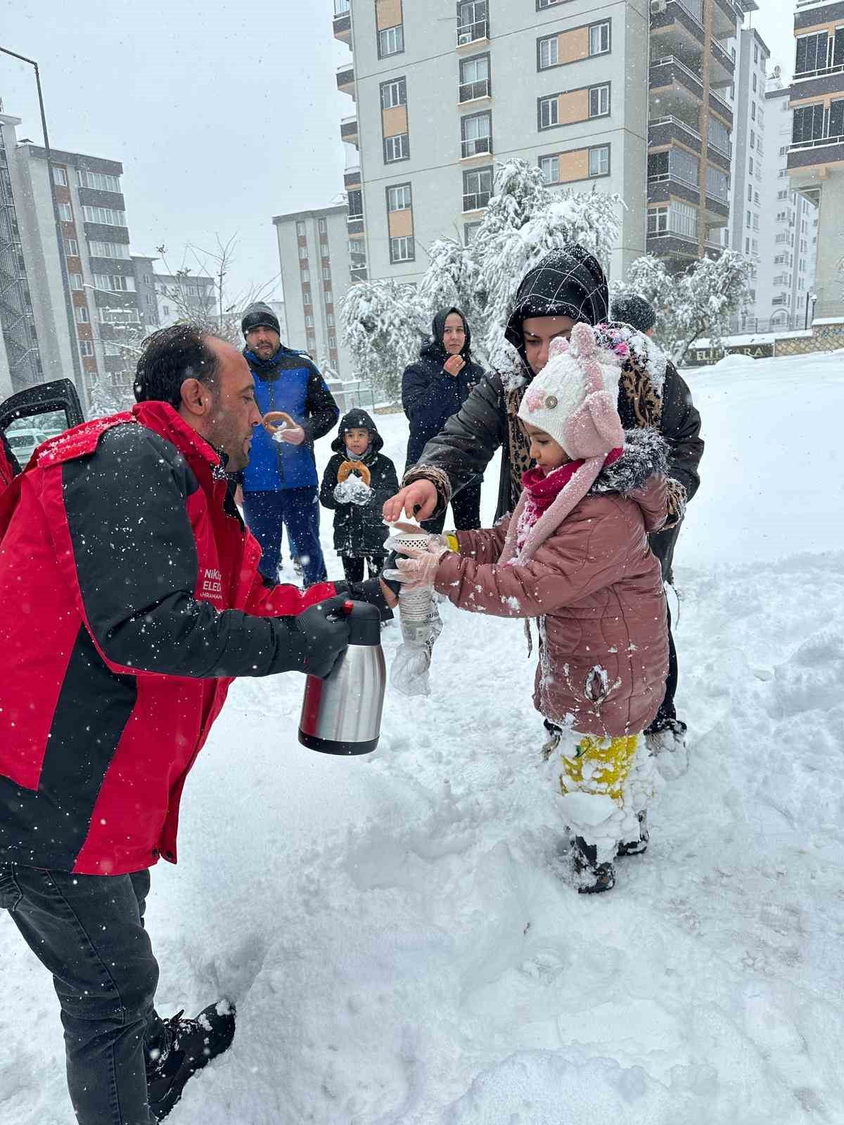 ONİKİŞUBAT BELEDİYESİ, ETKİLİ OLAN KAR YAĞIŞININ HAYATI OLUMSUZ ETKİLEMEMESİ ADINA YÜRÜTTÜĞÜ...