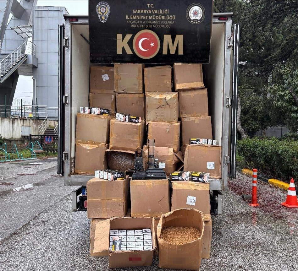 OPERASYONDA 2 TONU AŞKIN KAÇAK TÜTÜN VE YÜZ BİNLERCE MAKARON ELE GEÇİRİLDİ.