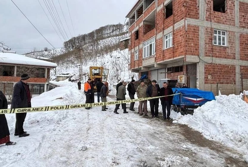 ORDU’NUN KABATAŞ İLÇESİNDE KARLARI KÜREYEN İŞ MAKİNESİNİN ÇARPTIĞI ŞAHIS HAYATINI...