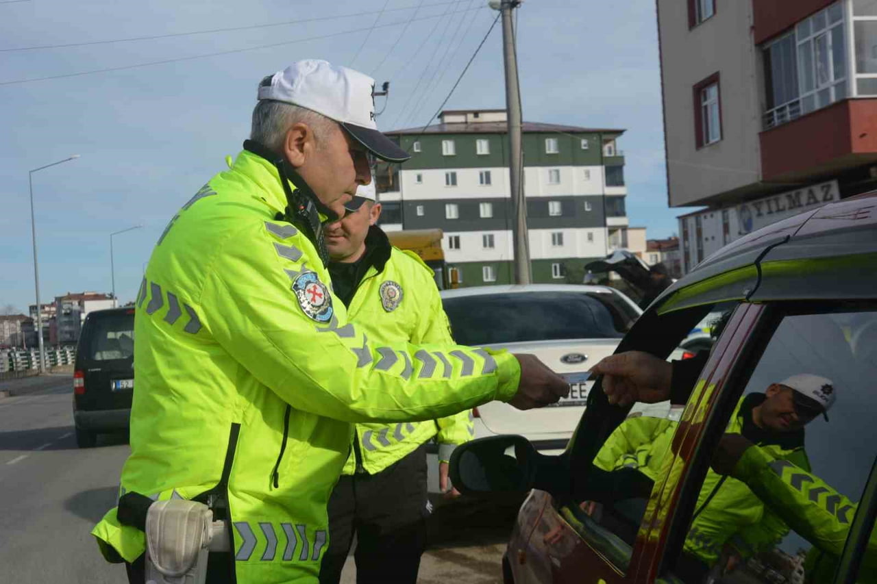 ORDU’NUN ÜNYE İLÇESİNDE, EMNİYET EKİPLERİ TARAFINDAN GERÇEKLEŞTİRİLEN 2 SAATLİK ANLIK DENETİMLERDE...