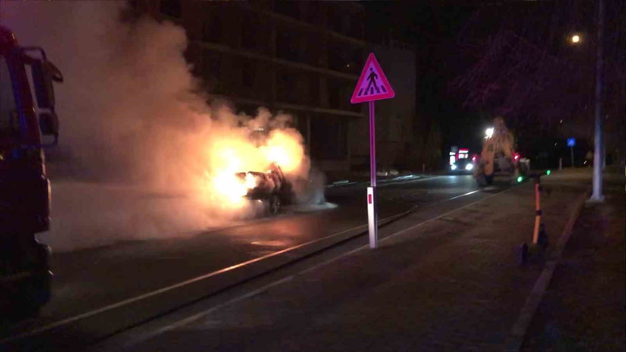 ORDU’NUN ÜNYE İLÇESİNDE SEYİR HALİNDEYKEN ALEV ALAN KAMYONET, İTFAİYE EKİPLERİNİN MÜDAHALESİNE...