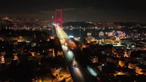 Ortaköy ve 15 Temmuz Şehitler Köprüsü'nde havai fişekli yeni yıl kutlamaları...