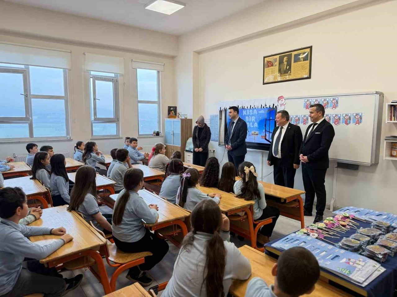 OSMANELİ 'DE DE 2025-2026 EĞİTİM-ÖĞRETİM YILININ BİRİNCİ DÖNEMİ YAPILAN KARNE DAĞITIMI İLE SONA...