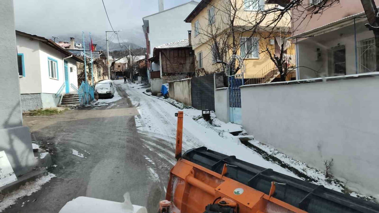 OSMANGAZİ BELEDİYESİ FEN İŞLERİ MÜDÜRLÜĞÜ EKİPLERİ, İLÇENİN YÜKSEK KESİMLERİNDE ETKİLİ OLAN KAR...