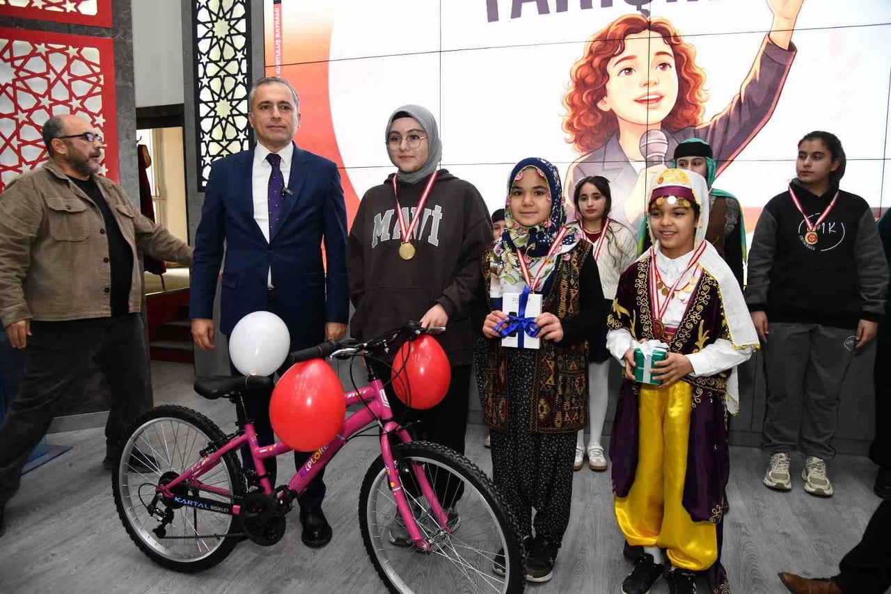 OSMANİYE’DE 7 OCAK COŞKUSU, ORTAOKULLAR ARASI ŞİİR YARIŞMASIYLA TAÇLANDI