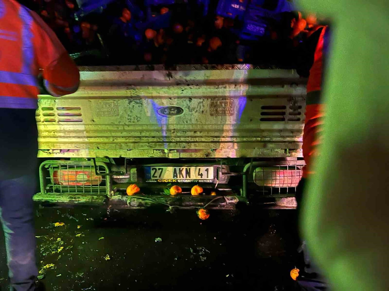 OSMANİYE’DE MANDALİNA YÜKLÜ KAMYONETTE ÇIKAN YANGIN SÖNDÜRÜLDÜ