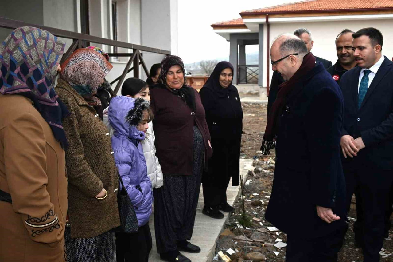 OSMANİYE’DE YAPIMI TAMAMLANAN KÖY EVLERİ HAK SAHİPLERİNE TESLİM EDİLDİ