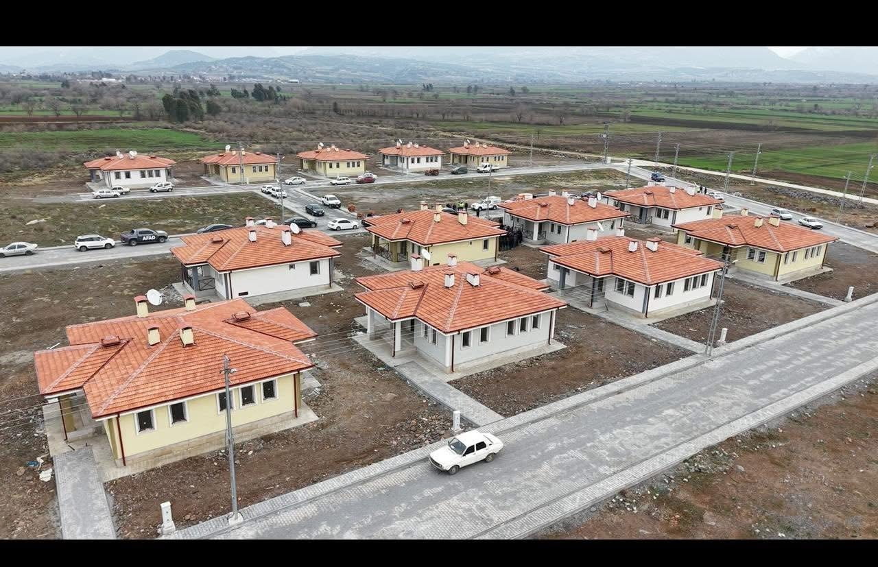 OSMANİYE’DE YAPIMI TAMAMLANAN KÖY EVLERİ HAK SAHİPLERİNE TESLİM EDİLDİ