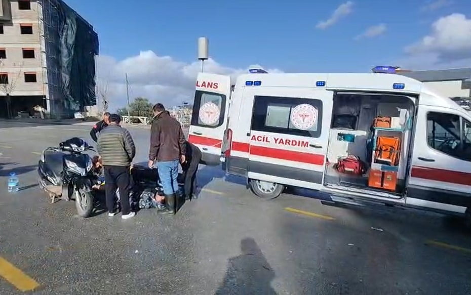 OTOMOBİL İLE ÇARPIŞAN MOTOSİKLET SÜRÜCÜSÜNÜN BACAĞI KIRILDI