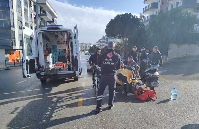 OTOMOBİL İLE ÇARPIŞAN MOTOSİKLET SÜRÜCÜSÜNÜN BACAĞI KIRILDI