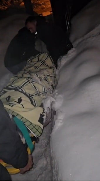 OVACIK’A BAĞLI KOYUNGÖLÜ KÖYÜNDE AYAĞI KIRILAN 60 YAŞINDAKİ KADINA, KAPALI KÖY YOLLARINA RAĞMEN...