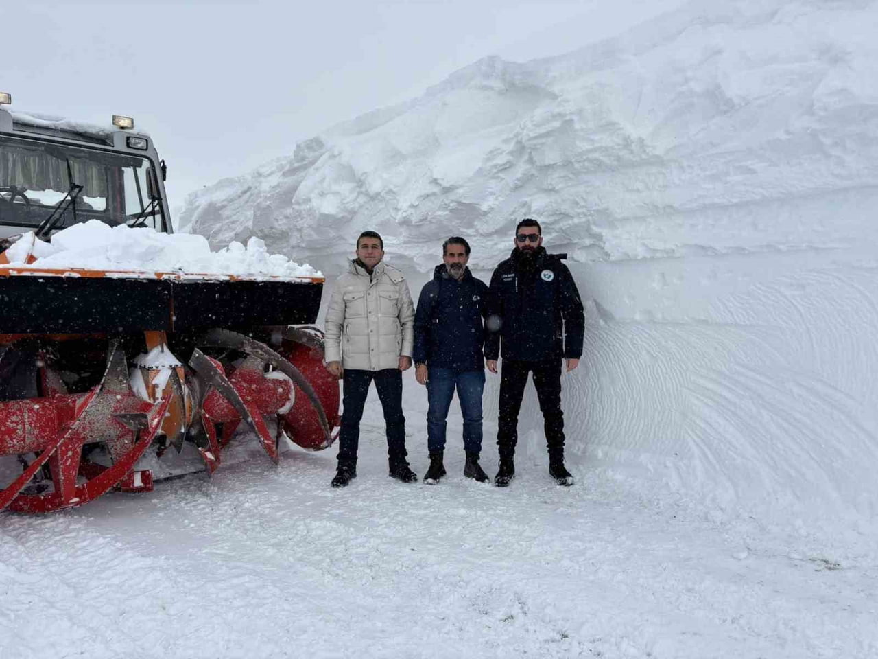 OVACIK İLÇESİNE BAĞLI MERCAN GRUP KÖY YOLU’NDA KAR KALINLIĞININ YER YER 3,5 METREYE ULAŞTIĞI...