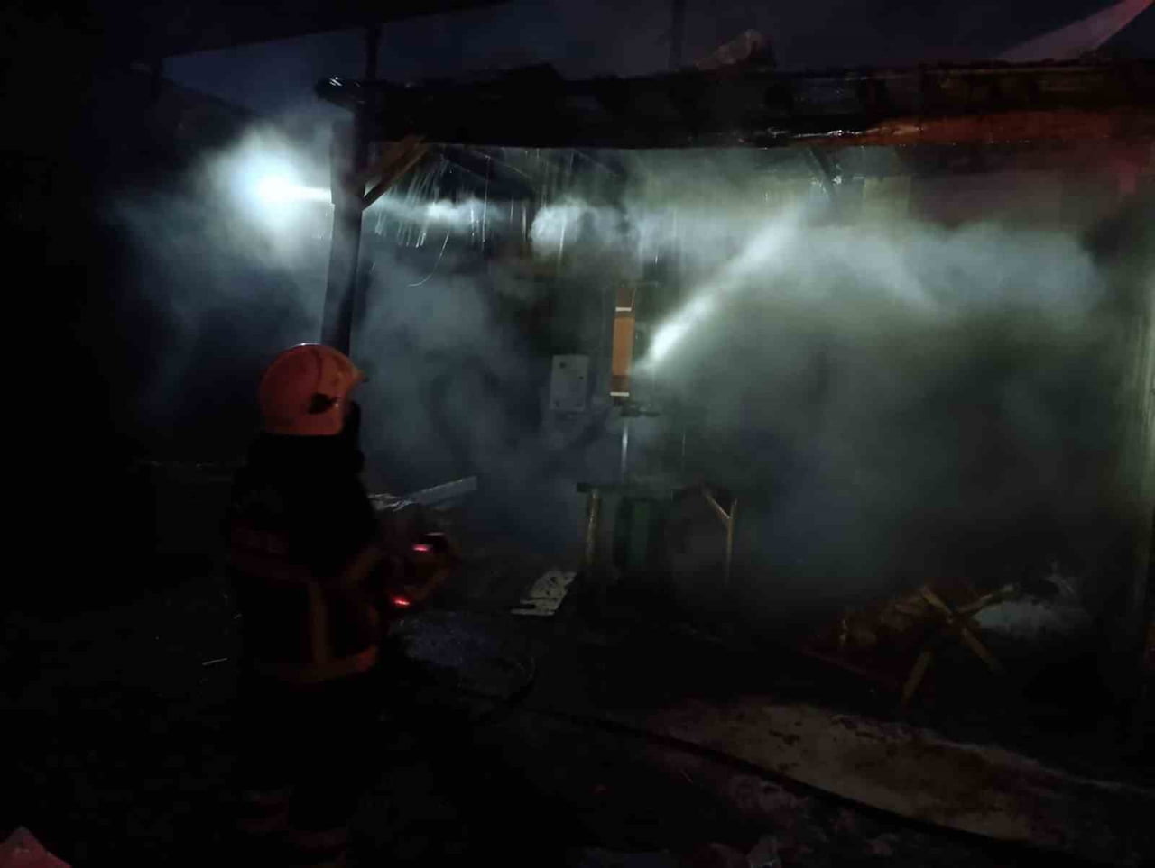 OYUNCULAR PAZARINDA ÇIKAN YANGIN KORKUTTU