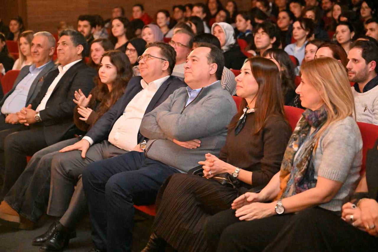 OYUNU BAŞKAN BESİM DUTLULU DA İZLEDİ