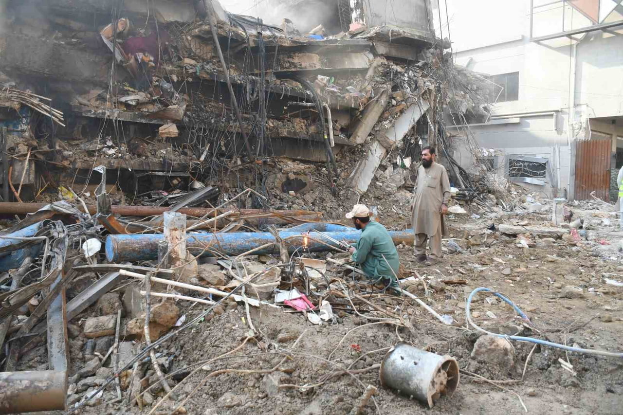 PAKİSTAN’IN KARAÇİ KENTİNDEKİ GUL PLAZA ALIŞVERİŞ MERKEZİ'NDE (AVM) 17 OCAK’TA ÇIKAN YANGINDA...