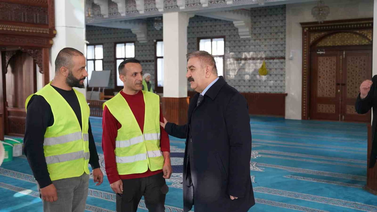 PALANDÖKEN BELEDİYESİ TARAFINDAN CAMİLERDE BAŞLATILAN TEMİZLİK ÇALIŞMALARINDA SONA...