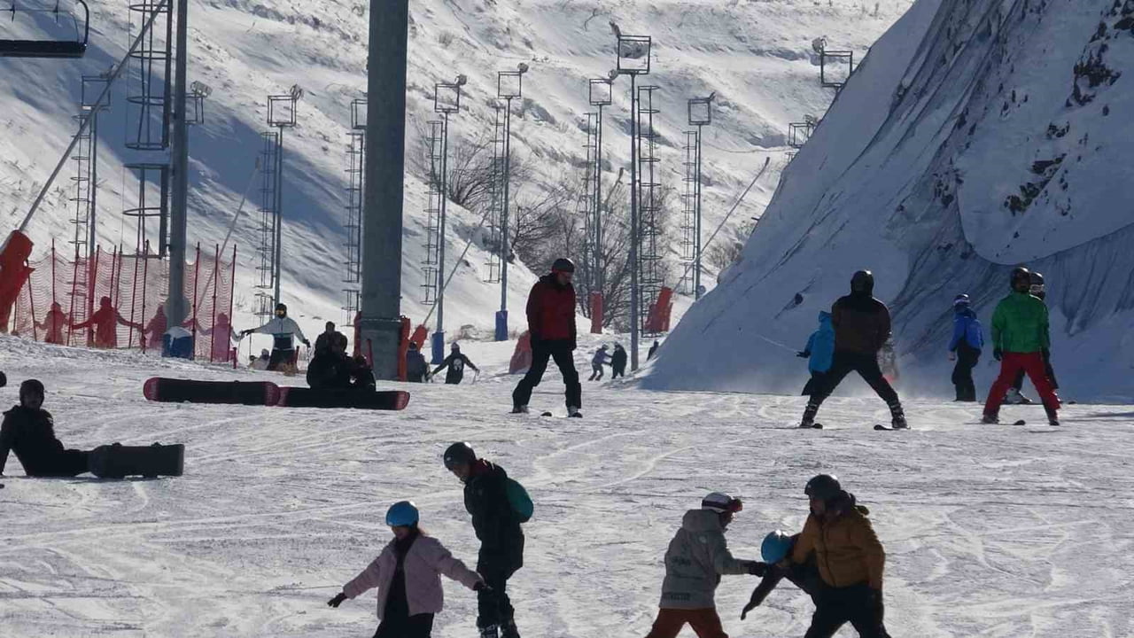 PALANDÖKEN KAYAK MERKEZİ’NDE HAFTA SONUNDA BÜYÜK BİR YOĞUNLUK YAŞANDI.