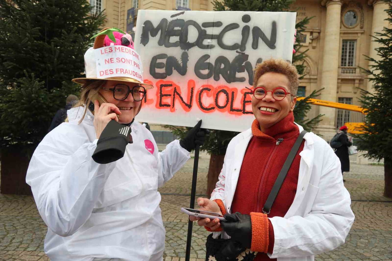 PARİS (İHA) - FRANSA'DA 5 OCAK TARİHİNDE 10 GÜNLÜK GENİŞ KAPSAMLI BİR GREV KARARI ALAN AİLE...