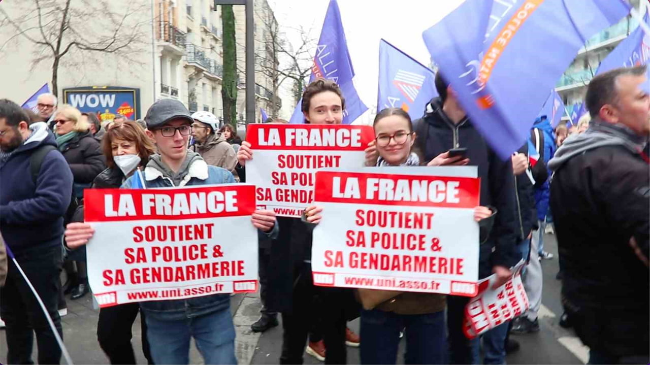 PARİS (İHA) - FRANSA’NIN YAKLAŞIK 20 BÜYÜK KENTİNDE BİNLERCE POLİS ÇALIŞANI VE SİVİL, AŞIRI SAĞCI...