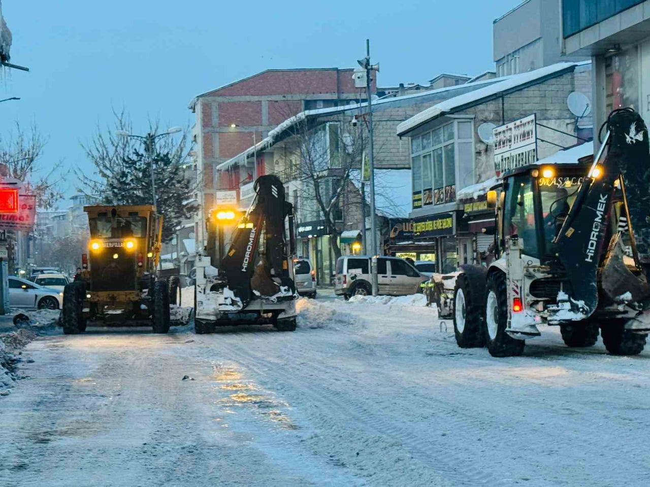 PATNOS'TA GÜNLERDİR ETKİLİ OLAN YOĞUN KAR YAĞIŞININ DURMASININ ARDINDAN, PATNOS BELEDİYESİ İLÇE...
