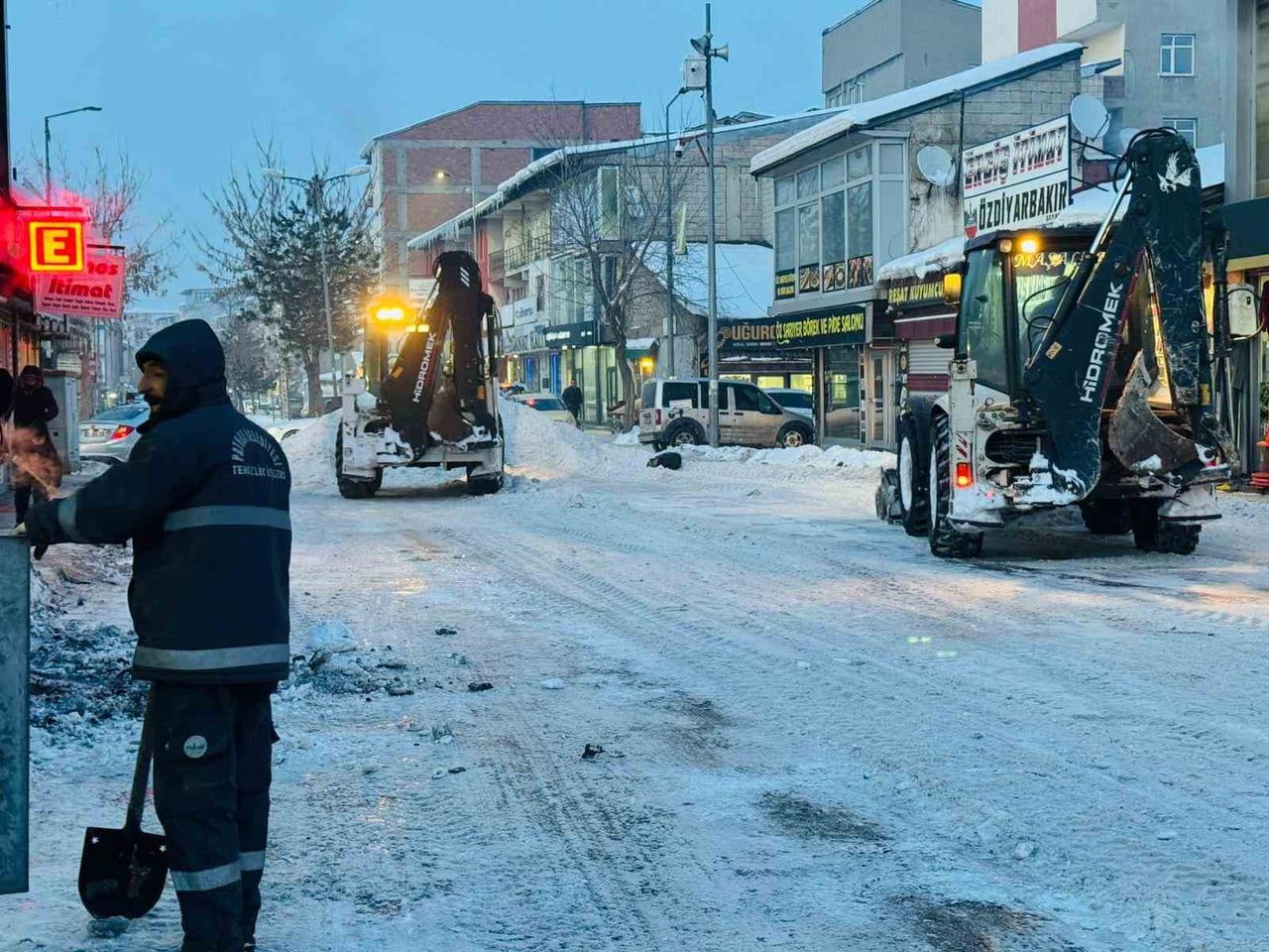 PATNOS'TA GÜNLERDİR ETKİLİ OLAN YOĞUN KAR YAĞIŞININ DURMASININ ARDINDAN, PATNOS BELEDİYESİ İLÇE...