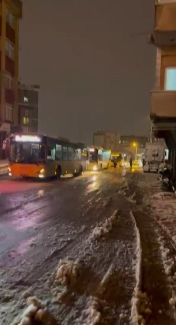 PENDİK BELEDİYESİ EKİPLERİNİN YOL AÇMA VE KAR KÜREME ÇALIŞMALARINA DEVAM ETMESİNE RAĞMEN...