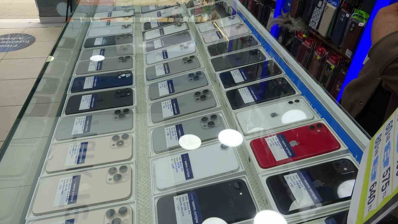 PENDİK KAVAKPINAR’DA KOVA VE VİLEDA İLE ÇALIŞANI OYALAYAN İKİ ŞÜPHELİ, DÜKKANIN BOŞ KALDIĞI ANI...